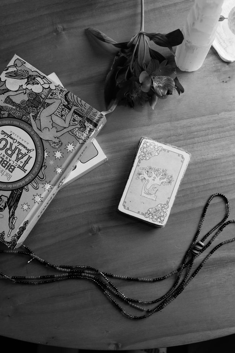 Cartas, livros e flores sobre a mesa